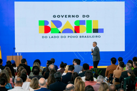 Governo apresenta novo slogan e nova marca publicitária "Do lado do povo brasileiro” será a frase utilizada