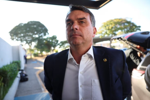 Diplomatas defendem embaixada após veto a coletiva de Flávio Bolsonaro nos EUA