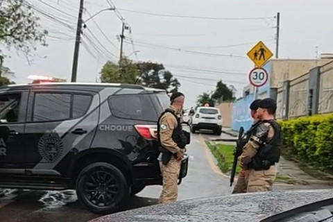 Homem armado com faca invade CMEI e mantém crianças reféns em Curitiba Área foi isolada e o BOPE foi ao local para negociar com o suspeito.