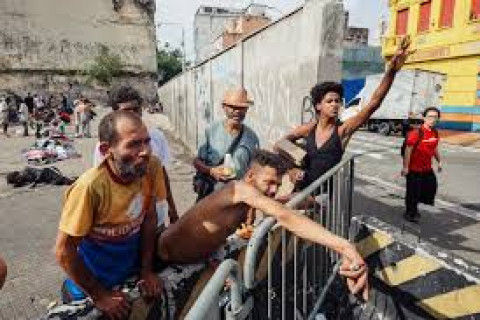 Muro na Cracolândia em SP gera debate e críticas de ONG Controvérsia sobre muro na Cracolândia envolve segurança e direitos