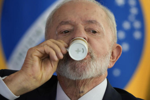 Preço do café afeta popularidade de Lula, diz jornal francês