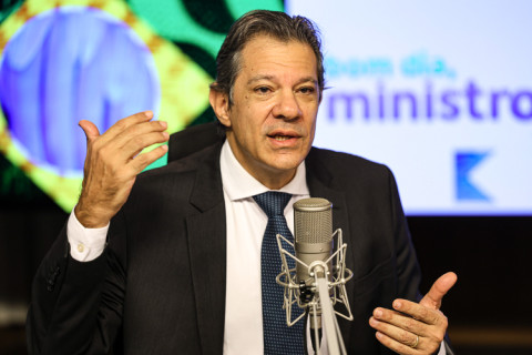 Haddad diz que mundo está apreensivo com tarifaço de Trump Ministro se manifestou antes do anúncio da tarifa de 10% para o Brasil