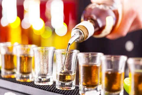 Carnaval: metanol em bebidas liga sinal de alerta nos estados