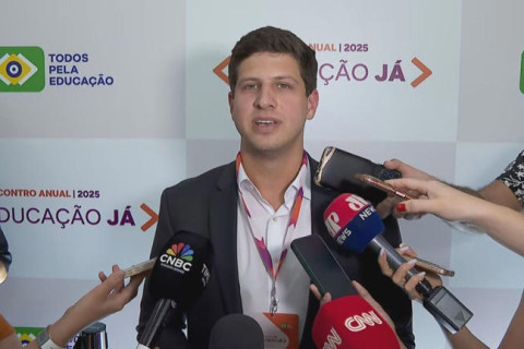 Não cabe a mim fazer avaliação do que ele fala, diz João Campos sobre Lula