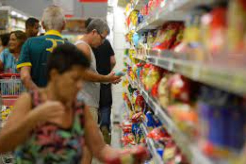 Inflação de 2024 foi maior para famílias de baixa renda Alta nos alimentos pesou mais no orçamento das famílias mais pobres