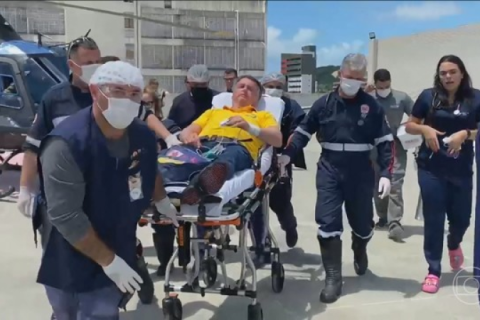 Bolsonaro é operado em Brasília "Cirurgia Extensa e Grave