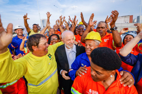 Efeito Lula: vagas com carteira assinada crescem 16% e indústria responde por 76%