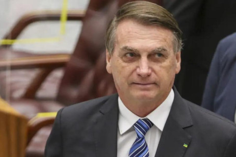 Defesa nega participação de Bolsonaro nos atos golpistas Ex-presidente diz sofrer perseguição política