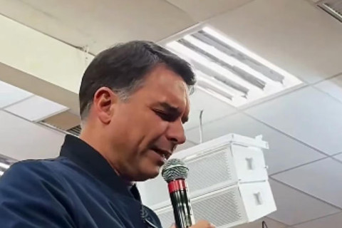 Durante culto em igreja, Flávio fala em 