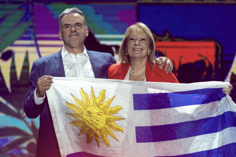 Lula viaja para cerimônia de posse de Yamandú Orsi no Uruguai Apoiado por Mujica, novo presidente será empossado neste sábado (1)