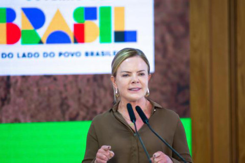 Gleisi celebra queda das tarifas de Trump: "vitória do Brasil"