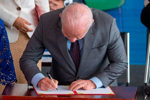 Lula sanciona leis para fortalecer combate à violência contra mulheres Presidente defende transformação social por meio da educação