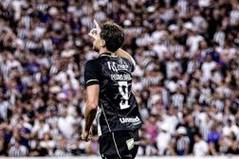 Ceará vence o Grêmio com artilheiro Pedro Raul e gol do 'meio da rua'