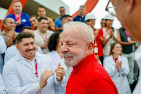 Brasil quer virar potência global em remédios, diz Lula após agenda em Pernambuco