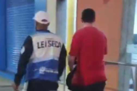 Homem tenta engolir carteira funcional da polícia durante abordagem da Lei Seca em Copacabana