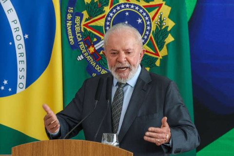 Lula diz que Brasil não pode viver 'eternamente de Bolsa Família'
