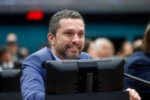 Projeto de anistia proporcional de Fausto Pinato ganha força no Congresso em meio a resistências a anistia