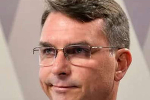 Flávio Bolsonaro destinou emenda a miliciano condenado no caso Marielle; veja prints de conversa com assessora do senador