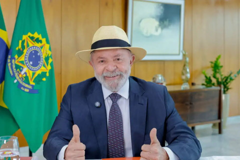 Lula afirma que economia vive seu melhor momento e inflação está sob controle